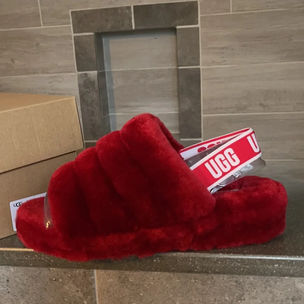 ♥️UGGs - Red Cute! FLUFF Slides - Comfy & Cozy - Picture 4 of 13